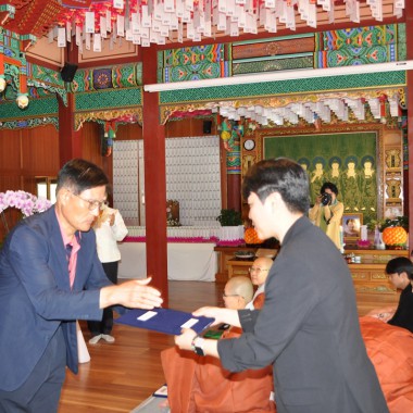 부처님 오신날 법어식에 변함없이 청소년 신도님들께
장학금 전달을 했습니다.