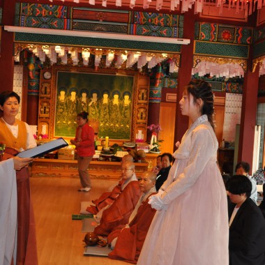 부처님 오신날 법어식에 주지
스님께서 신도 모범 학생 장학금
 수여를 했습니다.